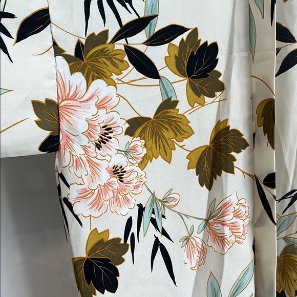 DO EVERYTHING IN LOVE NWOT Cream Kimono with Soft Floral Pattern, One Size - Picture 3 of 8